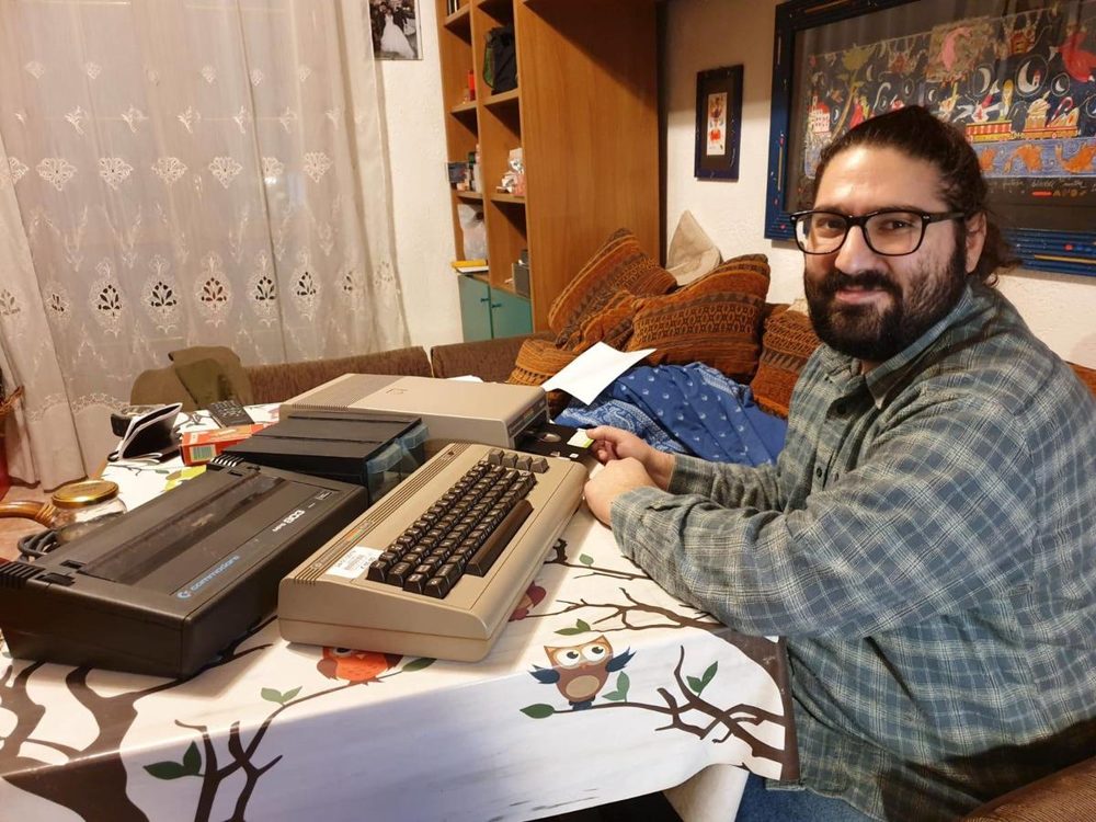 Matteo Sanelli con un Commodore 64